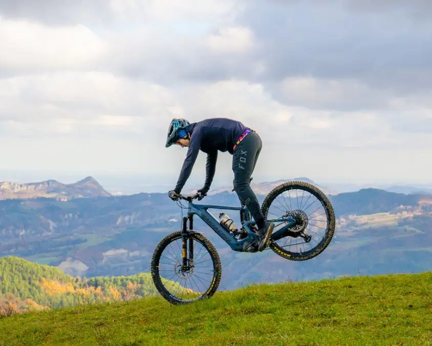 Stoppie in mountain bike